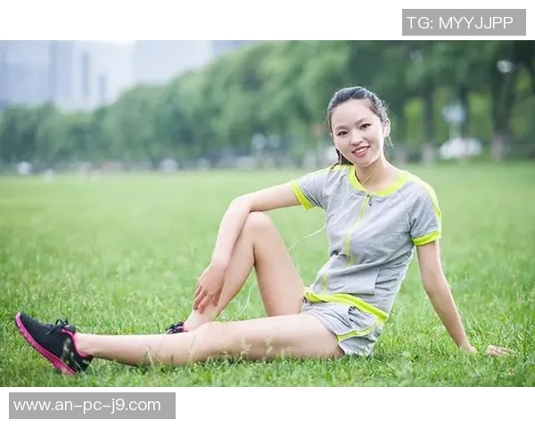 朴彩英与足球明星亲密合影展现运动与时尚的完美结合