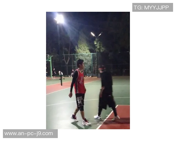明星打篮球意外摔倒瞬间引发热议网友纷纷围观讨论背后故事 明星打篮球意外摔倒瞬间引发热议网友纷纷围观讨论背后故事